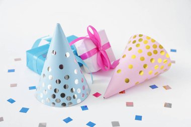 Hafif arkaplanda parti şapkaları ve dekoru