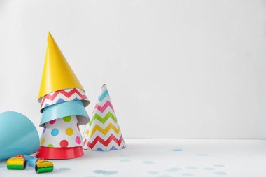 Hafif arkaplanda parti şapkaları ve dekoru