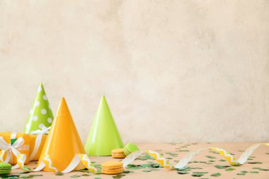 Hafif arkaplanda parti şapkaları ve dekoru