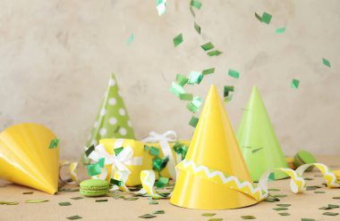 Hafif arkaplanda parti şapkaları ve dekoru