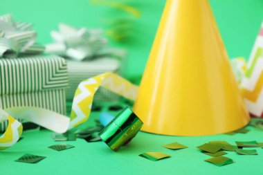 Parti şapkaları ve dekor renk arkaplanı