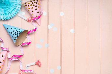 Ahşap arka planda parti şapkaları ve dekorları