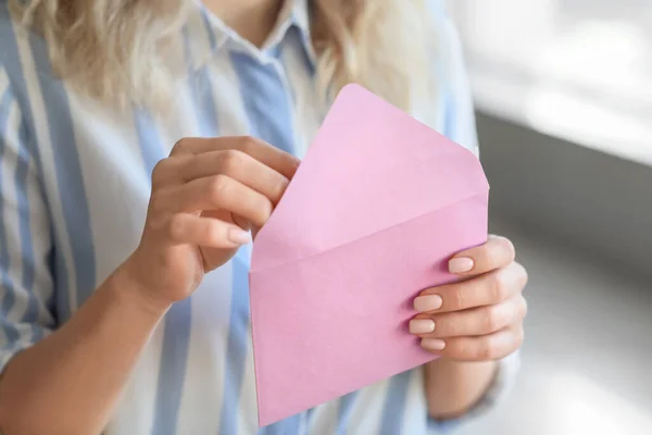 Jovem Com Carta Casa Close — Fotografia de Stock