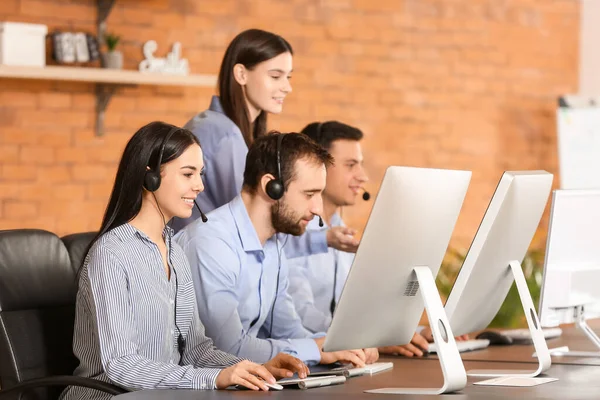 Professional Technical Support Agent Teaching Young People Office — Stock Photo, Image