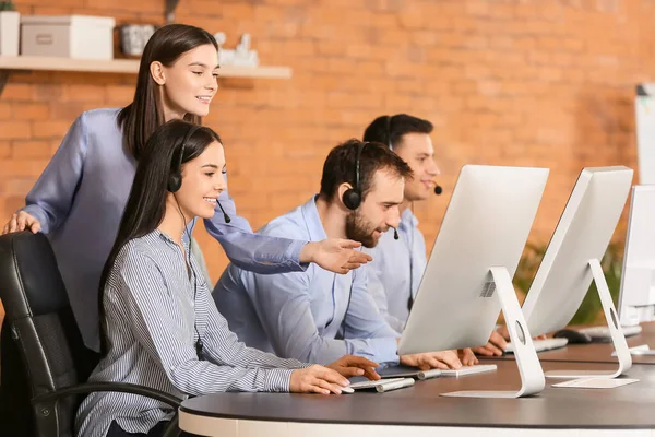 Professional Technical Support Agent Teaching Young People Office — Stock Photo, Image