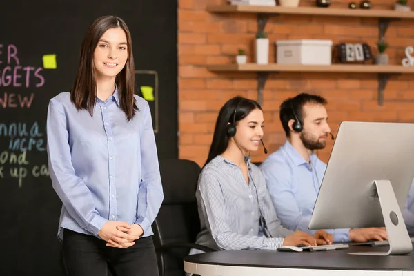 Agente Soporte Técnico Profesional Con Equipo Oficina —  Fotos de Stock