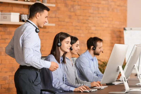 Agente Supporto Tecnico Professionale Che Insegna Giovani Carica — Foto Stock