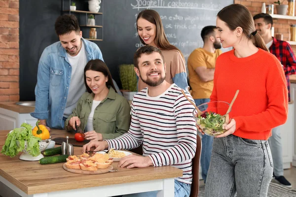 Young Friends Having Dinner Together Home — Stock Photo, Image