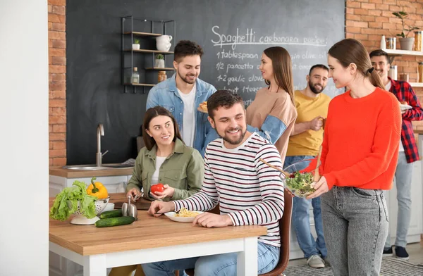 Young Friends Having Dinner Together Home — Stock Photo, Image