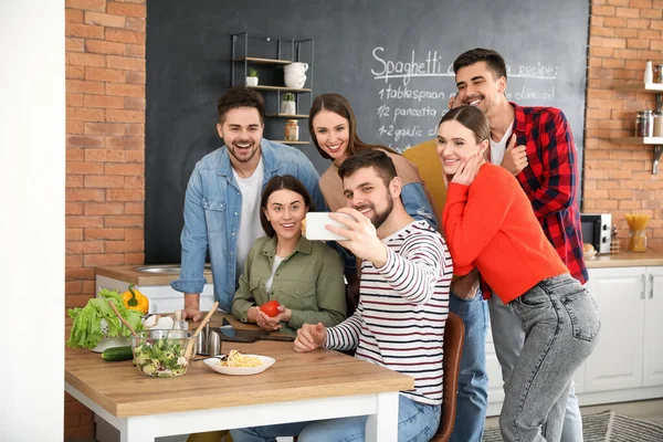 Νεαροί Φίλοι Βγάζουν Selfie Ενώ Μαγειρεύουν Μαζί Στο Σπίτι — Φωτογραφία Αρχείου