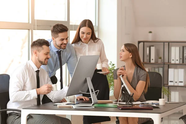 İş yerinde kahve içen meslektaşlar.