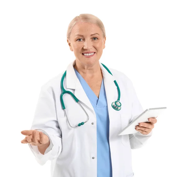 Reife Ärztin Mit Tablet Computer Auf Weißem Hintergrund — Stockfoto