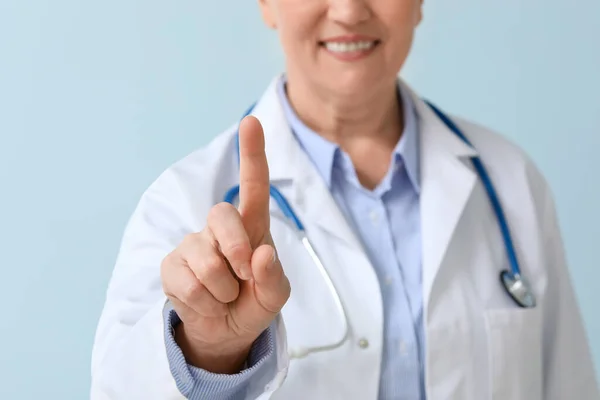 Reife Ärztin Mit Virtuellem Bildschirm Auf Farbigem Hintergrund — Stockfoto