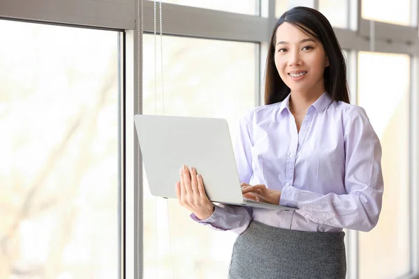 Retrato Jovem Empresária Asiática Com Laptop Escritório — Fotografia de Stock