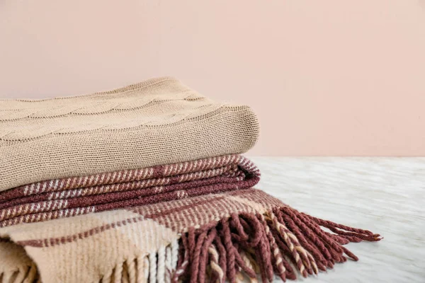 Masada yumuşak, sıcak ekose kumaşlar.