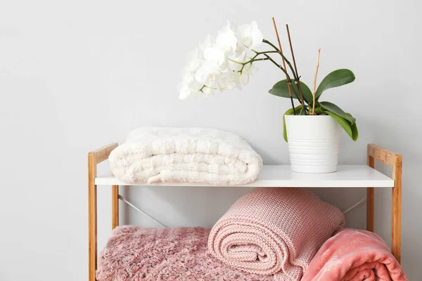 Soft Warm Plaid Orchid Plant Shelf Unit — Stock Photo, Image