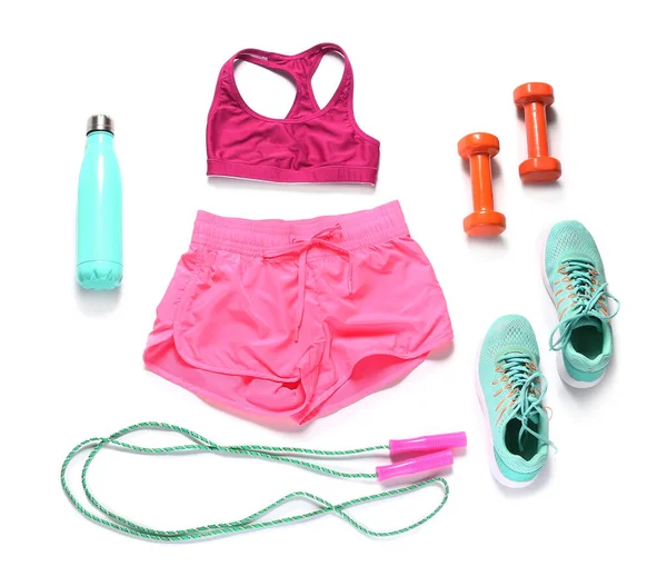 Beyaz arka planda spor kıyafetleri ve aksesuarlar