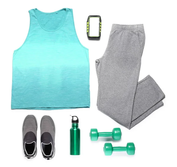 Beyaz arka planda spor kıyafetleri ve aksesuarlar