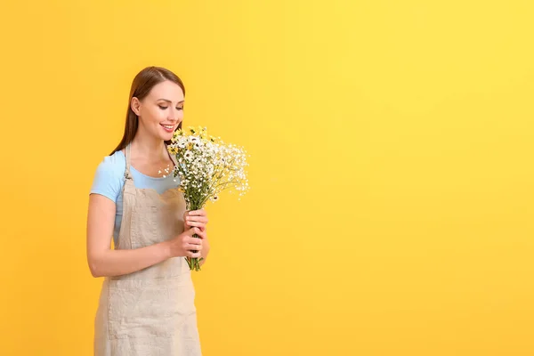 Retrato Florista Feminina Com Buquê Sobre Fundo Cor — Fotografia de Stock