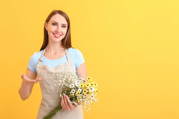 Retrato Florista Femenina Con Ramo Sobre Fondo Color — Foto de Stock