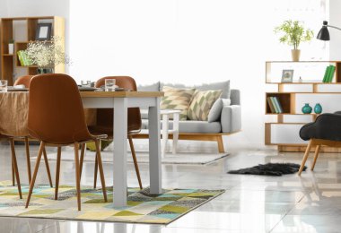 Modern yemek odasında servis edilir.