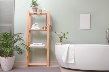 Çiçek desenli modern banyo.
