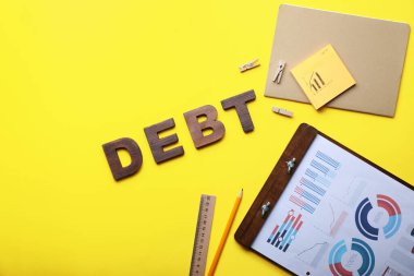 Renk arkaplanı üzerine sayfası ve belgesi olan DEBT sözcüğü