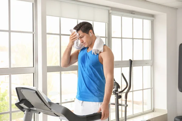 Junger Mann Ruht Sich Nach Training Auf Laufband Fitnessstudio Aus — Stockfoto