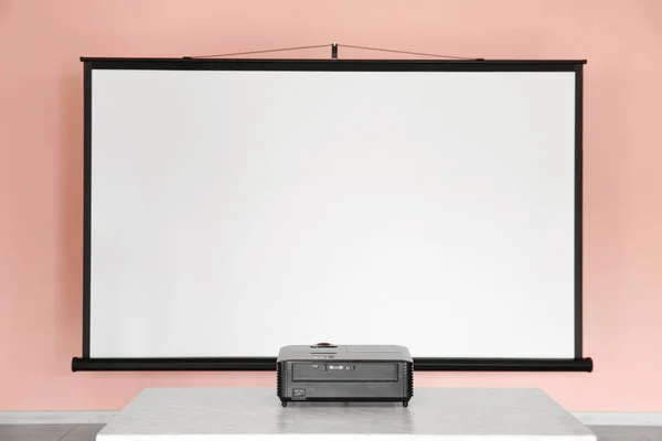 屋内スクリーン付きテーブルの上のビデオプロジェクター — ストック写真