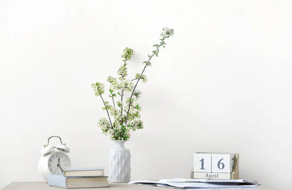 Vase Avec Belles Branches Fleuries Sur Table Dans Chambre — Photo