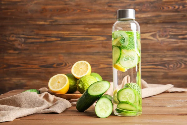 Bottle Infused Cucumber Water Table — Stock Photo, Image
