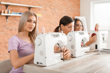 Atölyedeki terzi kursunda genç kadınlar