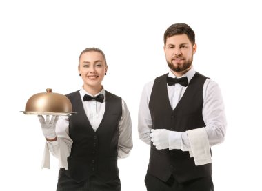 Beyaz arka planda erkek ve bayan garsonlar