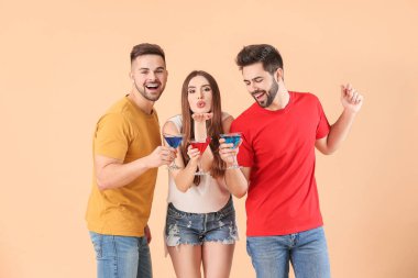 Renkli kokteylleri olan mutlu gençler.