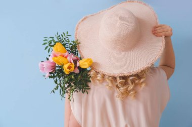 Buket çiçek renk arka plan üzerinde olan güzel kadın