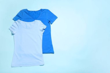 Renkli arkaplanda şık tişörtler