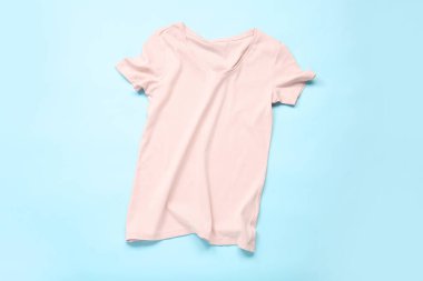 Renkli arkaplanda şık t-shirt