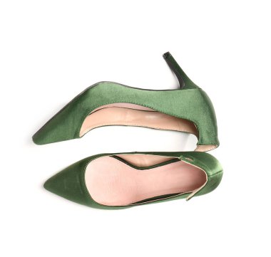 Beyaz arkaplanda şık ayakkabılar