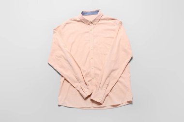 Beyaz arkaplanda şık bir gömlek