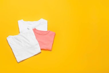 Renkli arkaplanda şık tişörtler