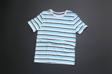 Koyu arkaplanda şık bir tişört