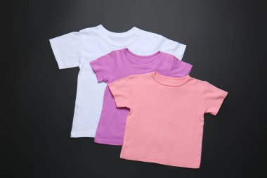 Koyu arkaplanda şık tişörtler