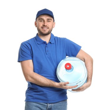 Beyaz arka planda bir şişe su taşıyan teslimatçı.