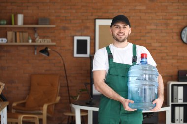 Ofisinde bir şişe suyla teslimatçı.