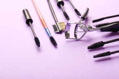 Maskara ve kirpik bigudisi arkaplanda