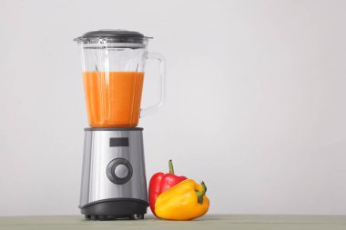 Sofrada smoothie ve ürünlerle modern blender