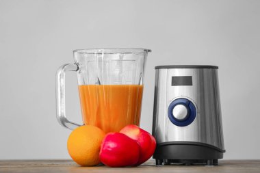 Sofrada smoothie ve ürünlerle modern blender