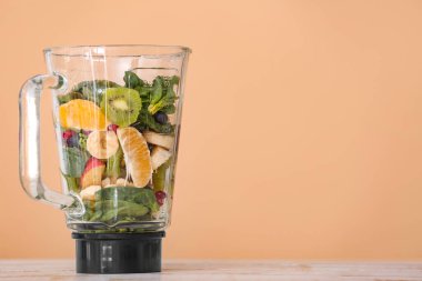 Renk arkaplanındaki modern karıştırıcı ve ürünler