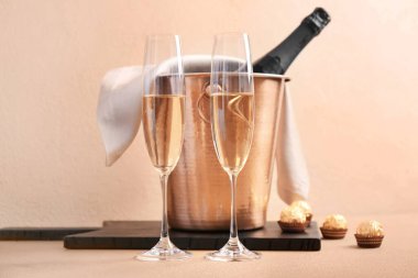 Buzlu kova ve renkli şampanya.