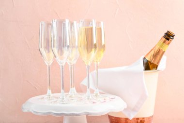 Buzlu kova ve renkli şampanya.